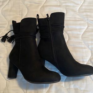 Zuri Block Heel Booties ~black~